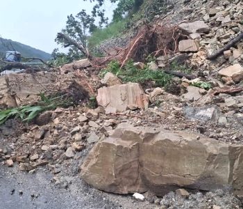बाढीपहिरोले प्रमुख राजमार्ग पूर्णरूपमा अवरुद्ध