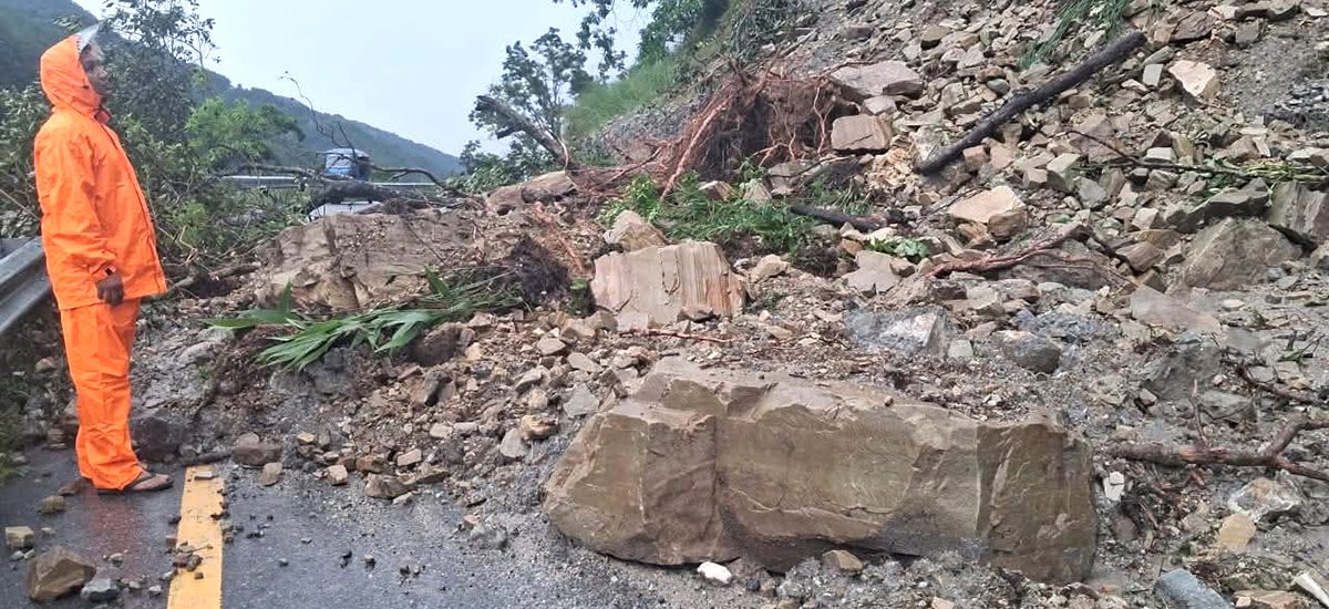 बाढीपहिरोले प्रमुख राजमार्ग पूर्णरूपमा अवरुद्ध