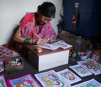 ससुराबाट सिकेको नाग चित्र बनाउने परम्परा धानिरहेकी चेतकुमारी (तस्वीरहरू)