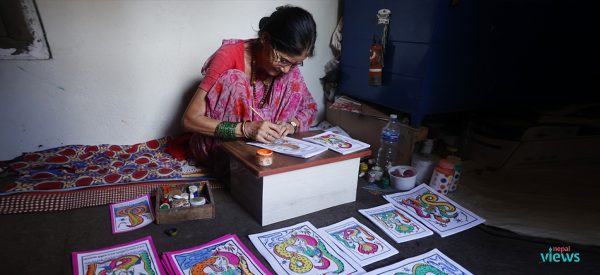 ससुराबाट सिकेको नाग चित्र बनाउने परम्परा धानिरहेकी चेतकुमारी (तस्वीरहरू)