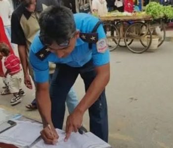 रास्वपाको अभियानमा हस्ताक्षर गर्ने ट्राफिक प्रहरीका सई हेडक्वाटर तानिए