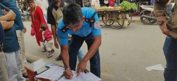 रास्वपाको अभियानमा हस्ताक्षर गर्ने ट्राफिक प्रहरीका सई हेडक्वाटर तानिए