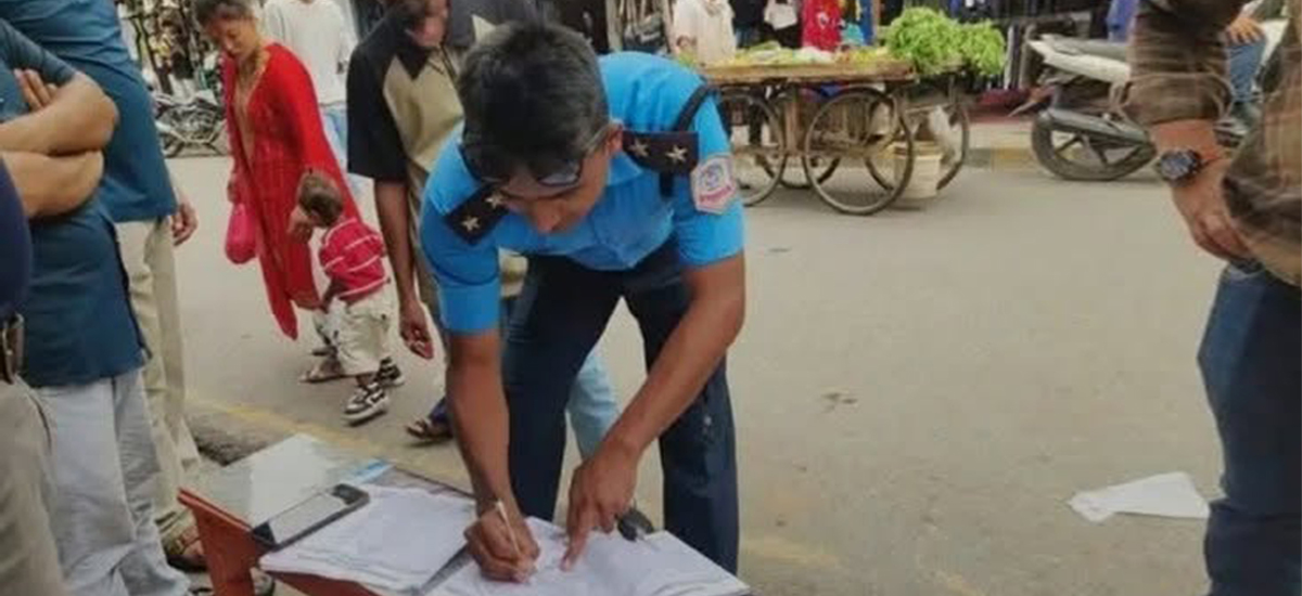 रास्वपाको अभियानमा हस्ताक्षर गर्ने ट्राफिक प्रहरीका सई हेडक्वाटर तानिए