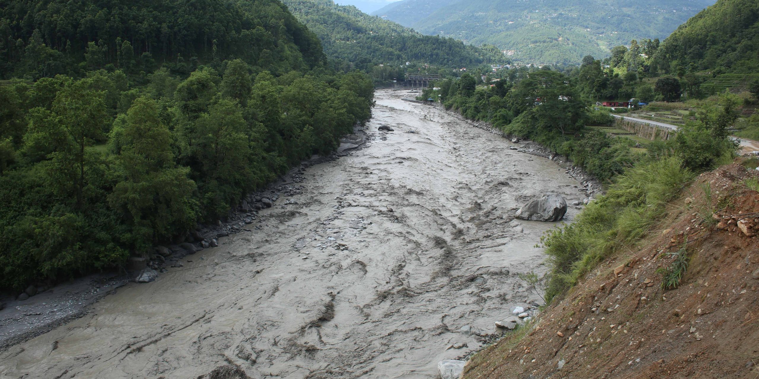 भोटेकोसीको बाढीले यस्तो देखियो नुवाकोटमा त्रिशूली नदी (तस्वीरहरू)