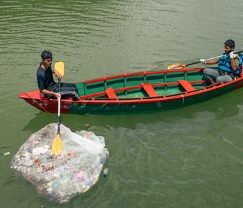 फेवाताल सफाइमा जुटे छोरेपाटनका युवा (तस्वीरहरू)