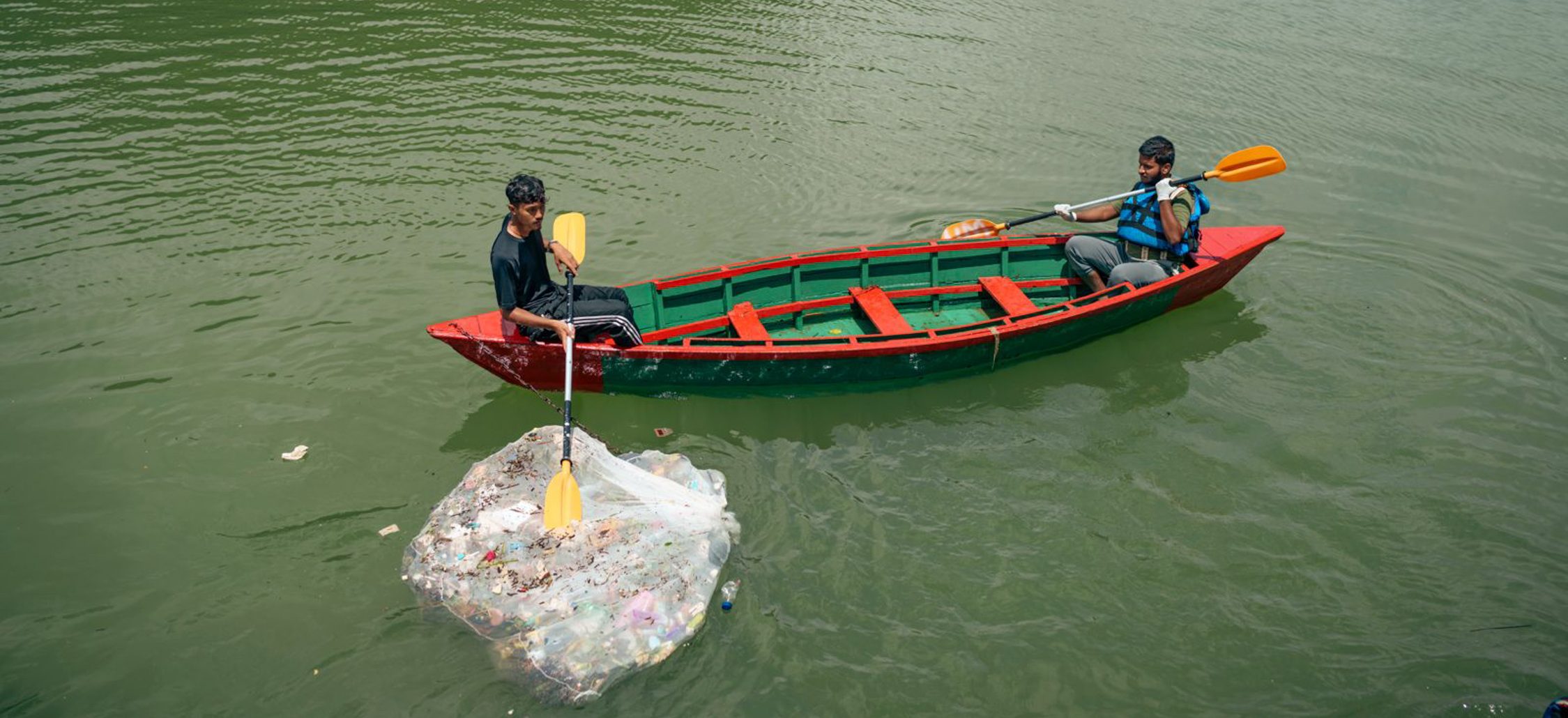 फेवाताल सफाइमा जुटे छोरेपाटनका युवा (तस्वीरहरू)