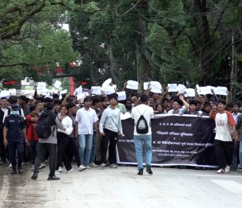स्वायत्तता माग्दै त्रिवि उपकुलपतिको कार्यालय अगाडि प्रदर्शन (तस्वीरहरू)