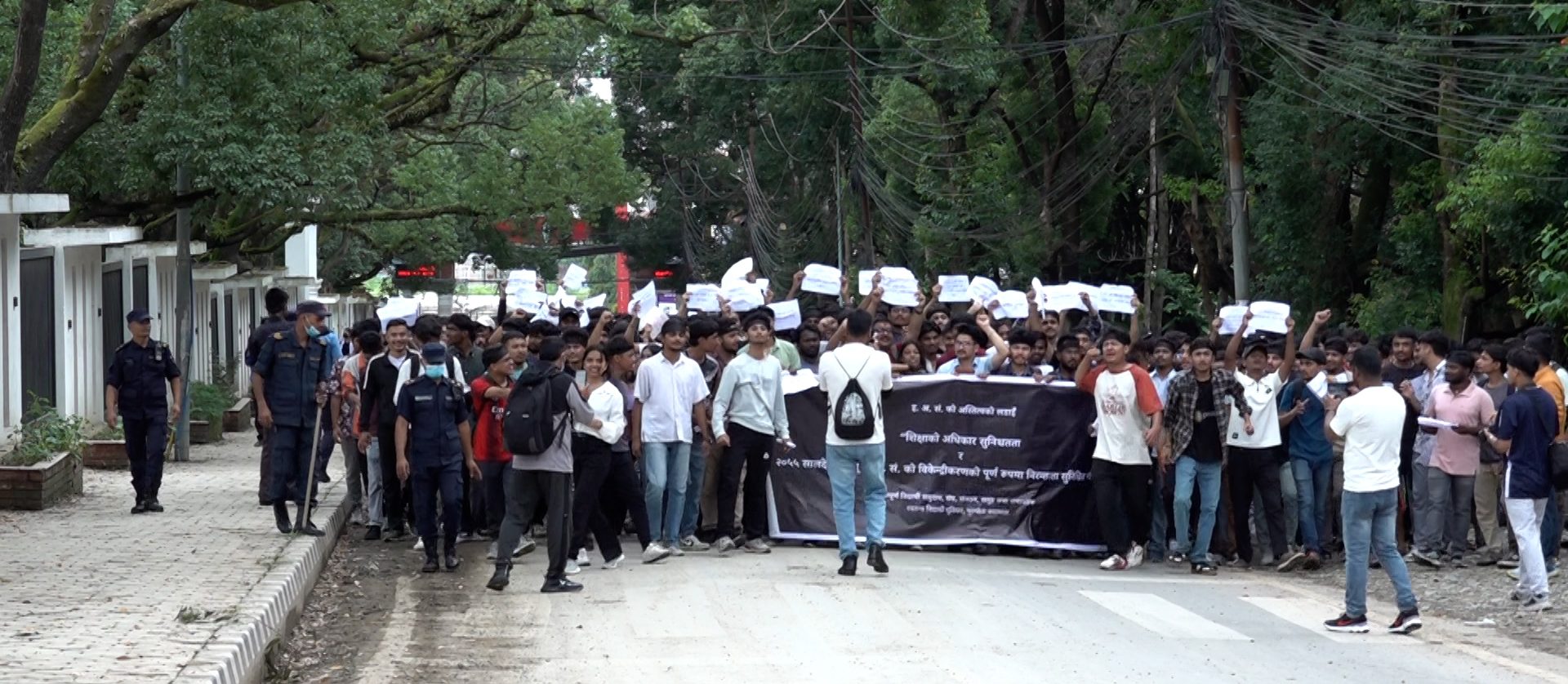 स्वायत्तता माग्दै त्रिवि उपकुलपतिको कार्यालय अगाडि प्रदर्शन (तस्वीरहरू)