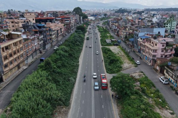 चक्रपथ विस्तारमा ढिलाइ हुँदा घाँसले ढाकियो सडक (तस्वीरहरु)
