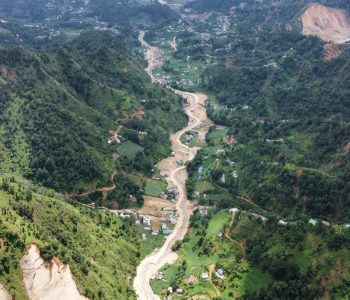 रोशी किनारको बस्ती जोगाउन धमाधम तटबन्ध निर्माण (तस्वीरहरू)
