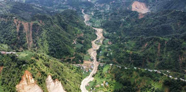 रोशी किनारको बस्ती जोगाउन धमाधम तटबन्ध निर्माण (तस्वीरहरू)