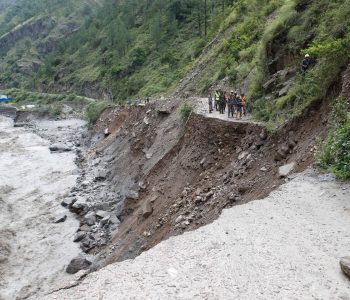 बाढीले खण्डहर बनेको स्याफ्रुबेसी-टिमुरे सडक (तस्वीरहरू)
