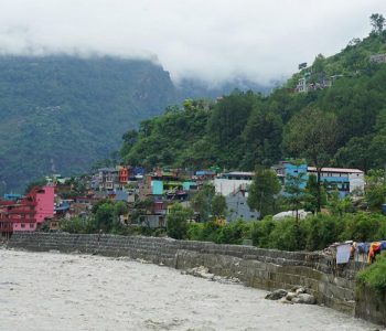 बाँसबोटको भिरबाट खसेको पहिरोले म्याग्दी नदी थुनियो  