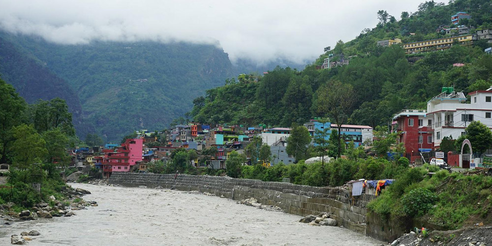 बाँसबोटको भिरबाट खसेको पहिरोले म्याग्दी नदी थुनियो  