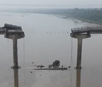 भारतको महिसागर नदीमा रहेको पुल भत्कियो, सवारी साधनहरू खसे