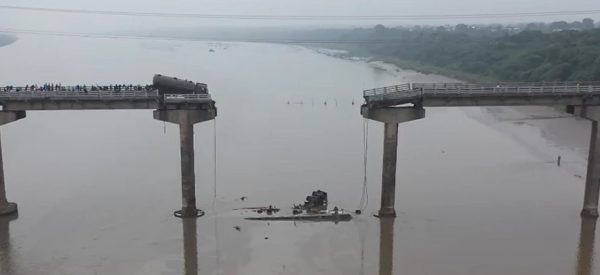 भारतको महिसागर नदीमा रहेको पुल भत्कियो, सवारी साधनहरू खसे