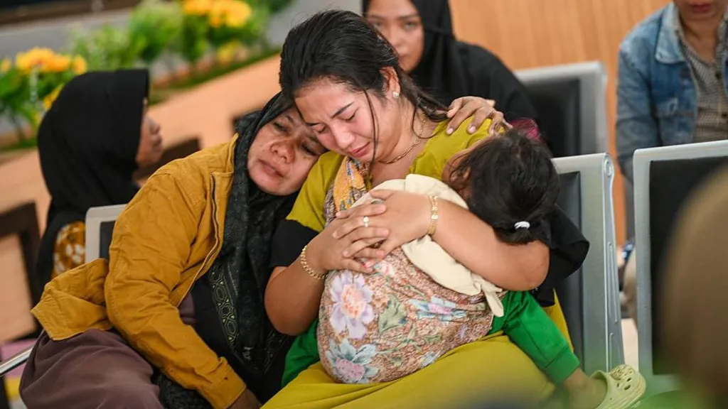इन्डोनेसियामा जहाज डुब्यो, चार जनाको मृत्यु हुँदा ३२ बेपत्ता