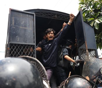 शिक्षा ऐन जारी गर्न माग गर्दै कलेज पोसाकमै प्रदर्शन (तस्वीरहरू)