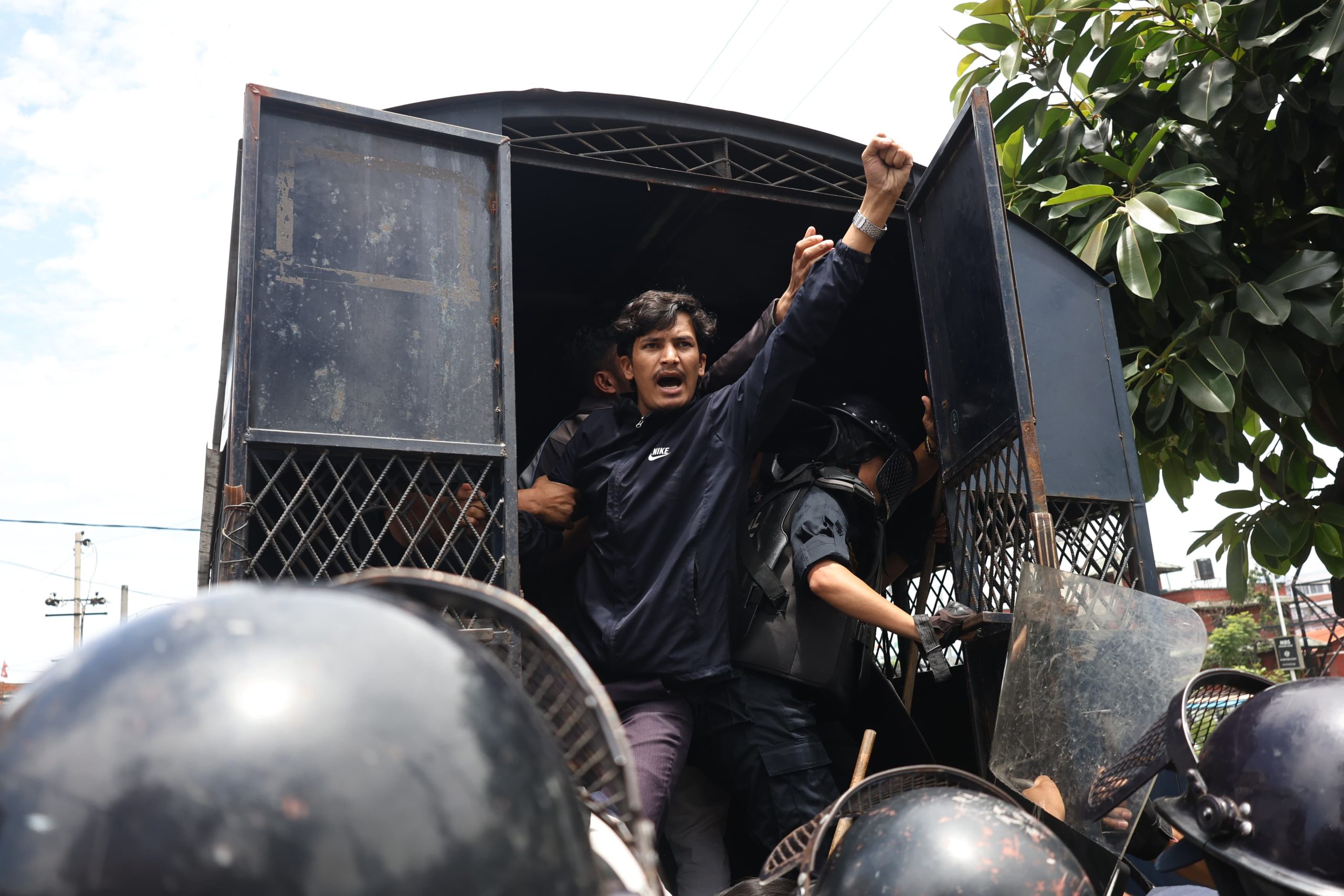 शिक्षा ऐन जारी गर्न माग गर्दै कलेज पोसाकमै प्रदर्शन (तस्वीरहरू)